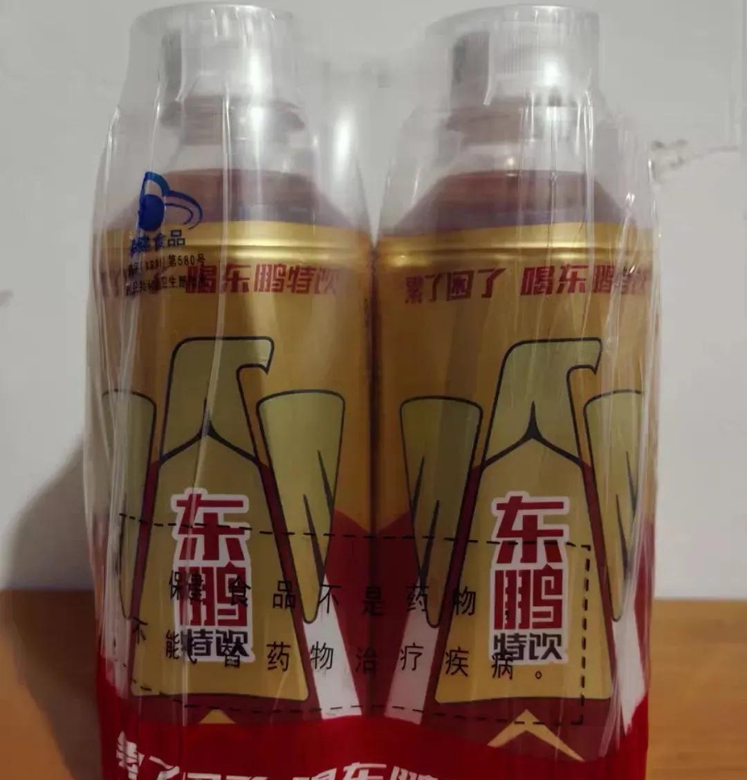 东莞的很多人喜欢喝东鹏特饮，这种饮料味道跟红牛饮料区别不大，都很好喝，而东鹏特饮