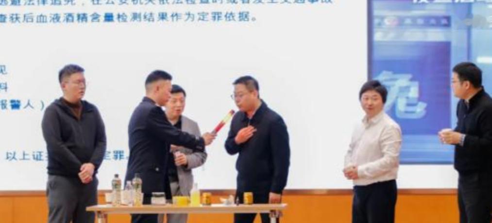 荆州严查酒驾！走进企业全覆盖宣讲，9700人同步受教育酒驾的危害人人都知道，