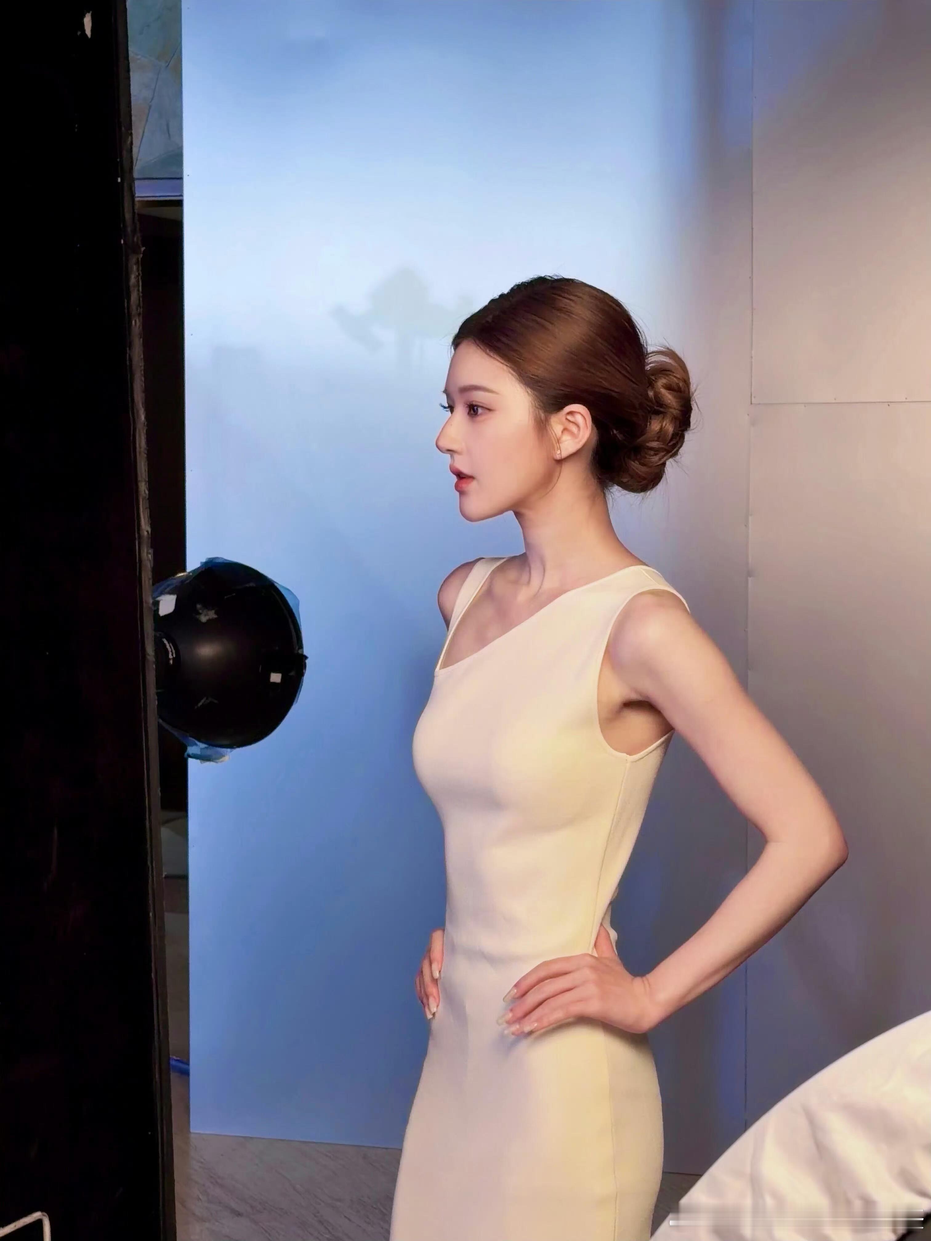 赵露思360度都很完美的一颗头95花左右的年纪很少有人能撑得起这个造型，露