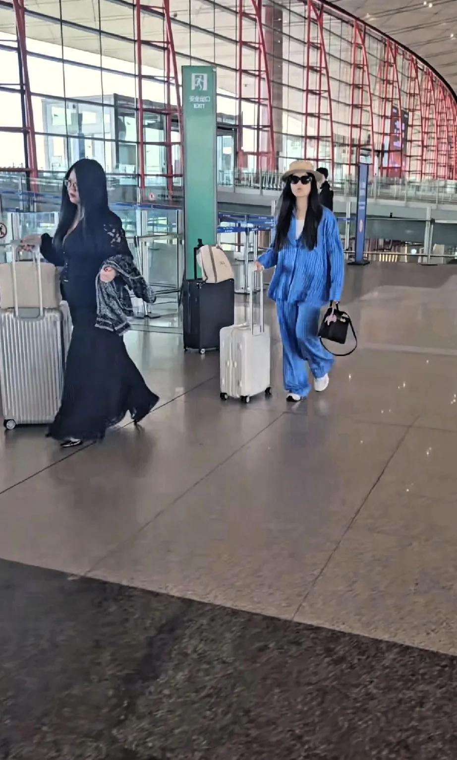 李湘和闺女王诗龄又到机场炸街来了。这娘俩这气质真不是盖的，一人推着一个高档行李