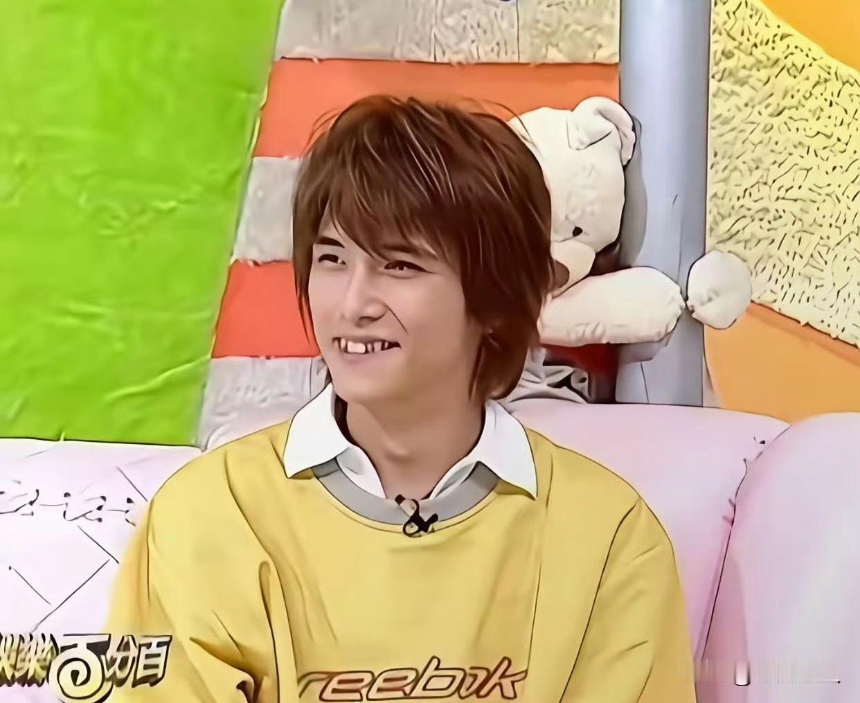 邱泽没整牙前居然长这样？说出来你可能不信，邱泽没整牙前，妥妥一个干洗剪吹的