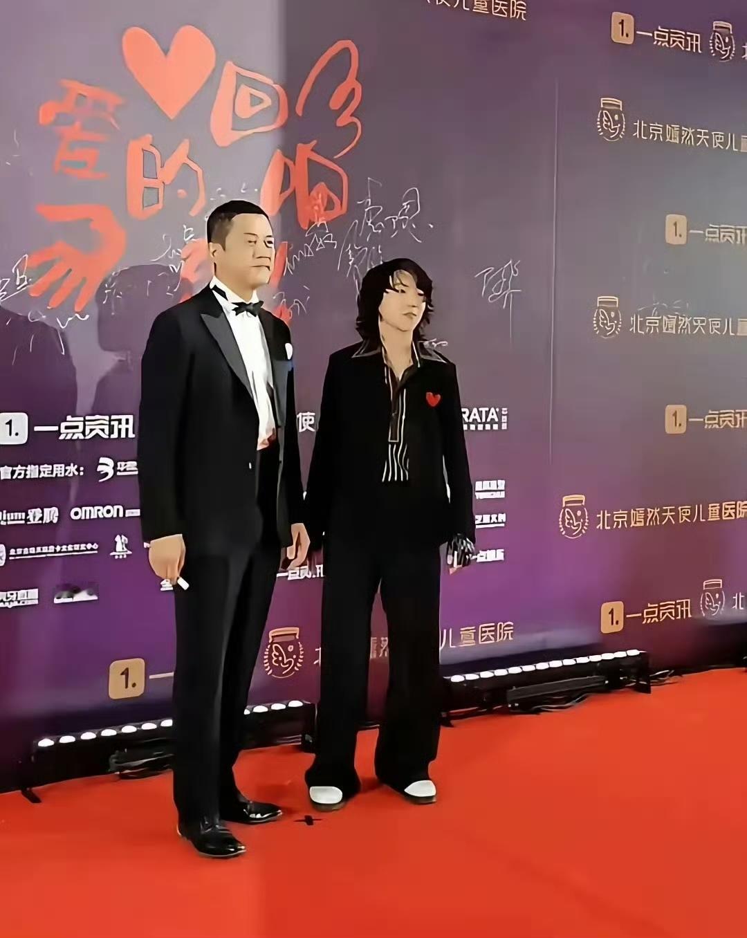 李亚鹏和窦靖童非亲非故，又没有血缘关系，但却父女情深。当年王菲与李亚鹏结合，窦靖