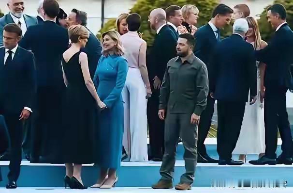 这是泽连斯基的处境，或许也是乌克兰的处境吧？作为一个国家的总统，泽连斯基却像