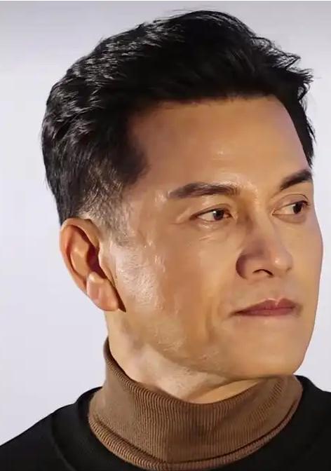 1996年，吕良伟正准备迎娶邝美云，本以为得先和周海媚办个离婚。谁知他去办手续时