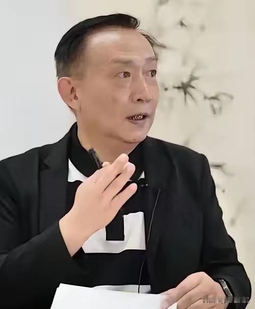 卢麒元戳破一类老文人的遮羞布：嘴上否定家国，海外养老还回头割韭菜卢麒元这次说
