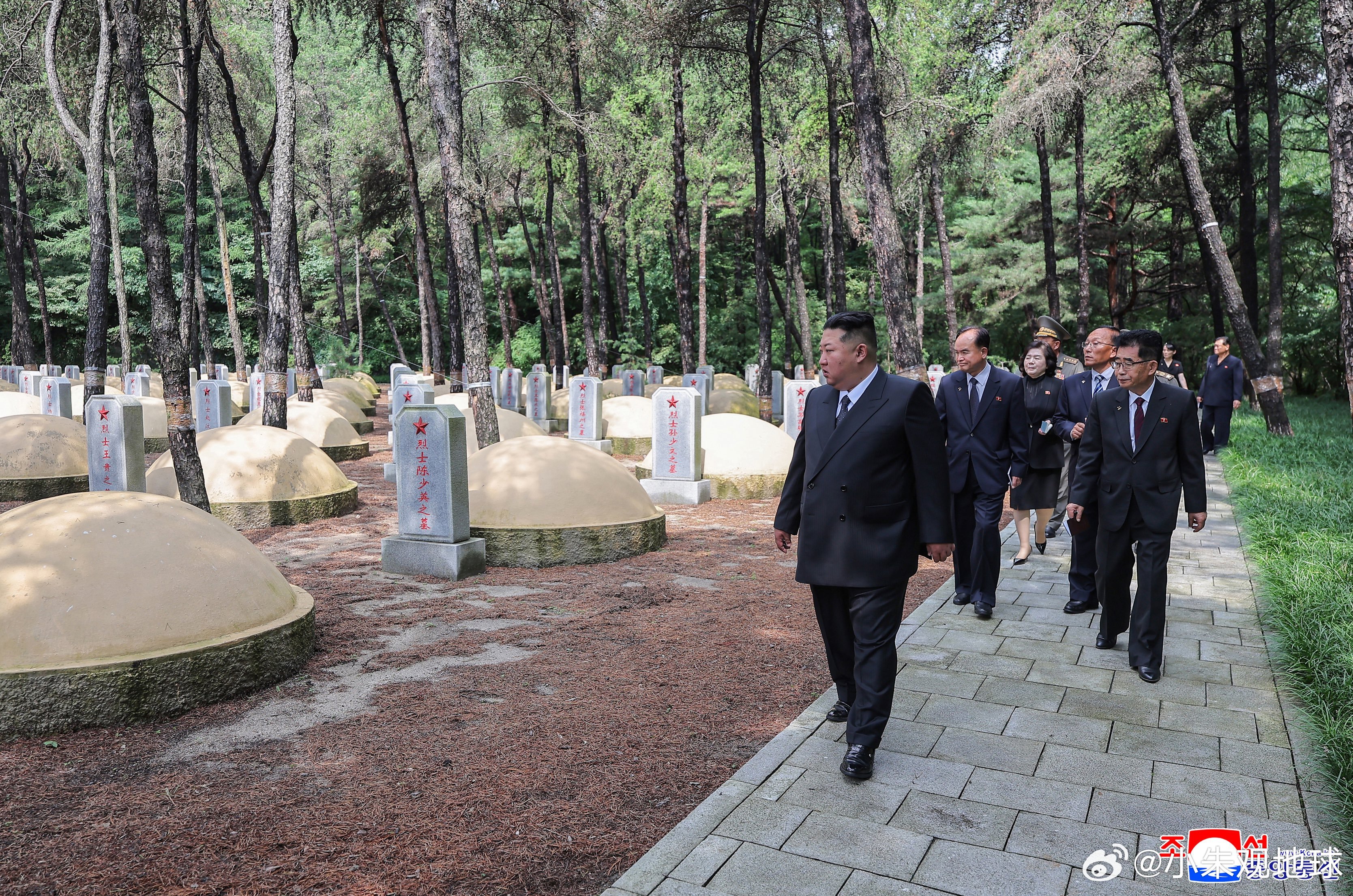 【金正恩参拜中国人民志愿军烈士陵园，缅怀毛岸英等烈士】据朝中社报道，在朝鲜祖国解