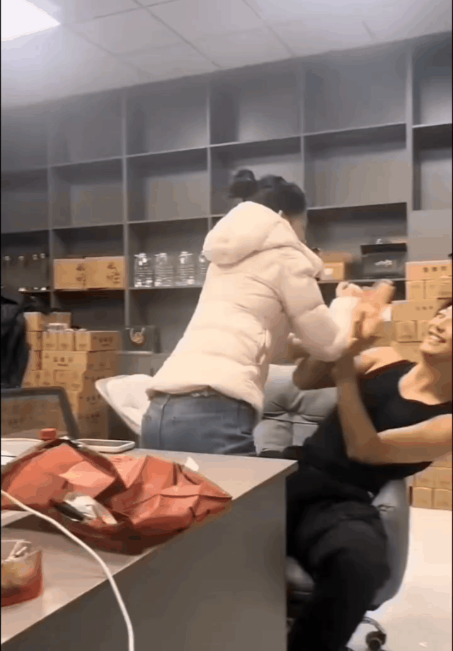 上班期间，和女同事打打闹闹，有助于增加同事之间的感情！