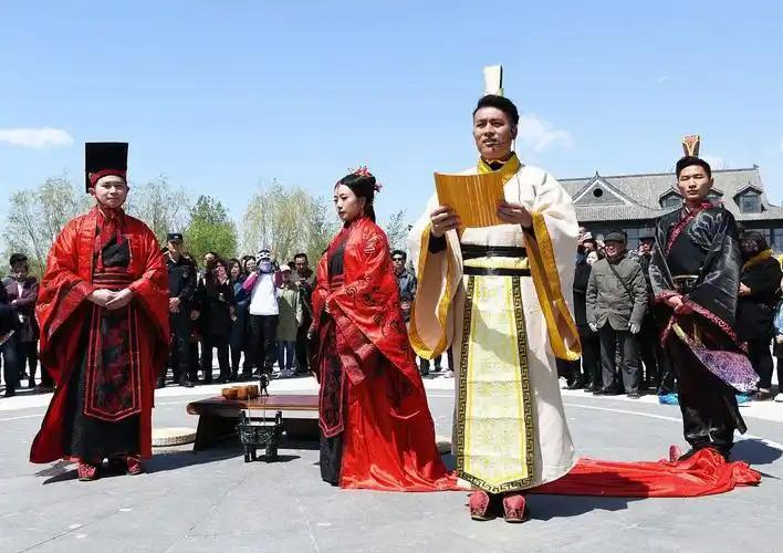 1983年，湖北张家山。一座西汉早期墓葬轰动学界——出土竹简千余枚，题名赫然：