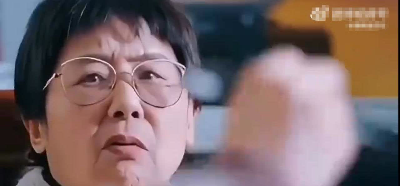 我问妈妈：为什么黄圣依的妈妈会在节目中不停地指责自己的女儿呢？妈妈沉默了一会