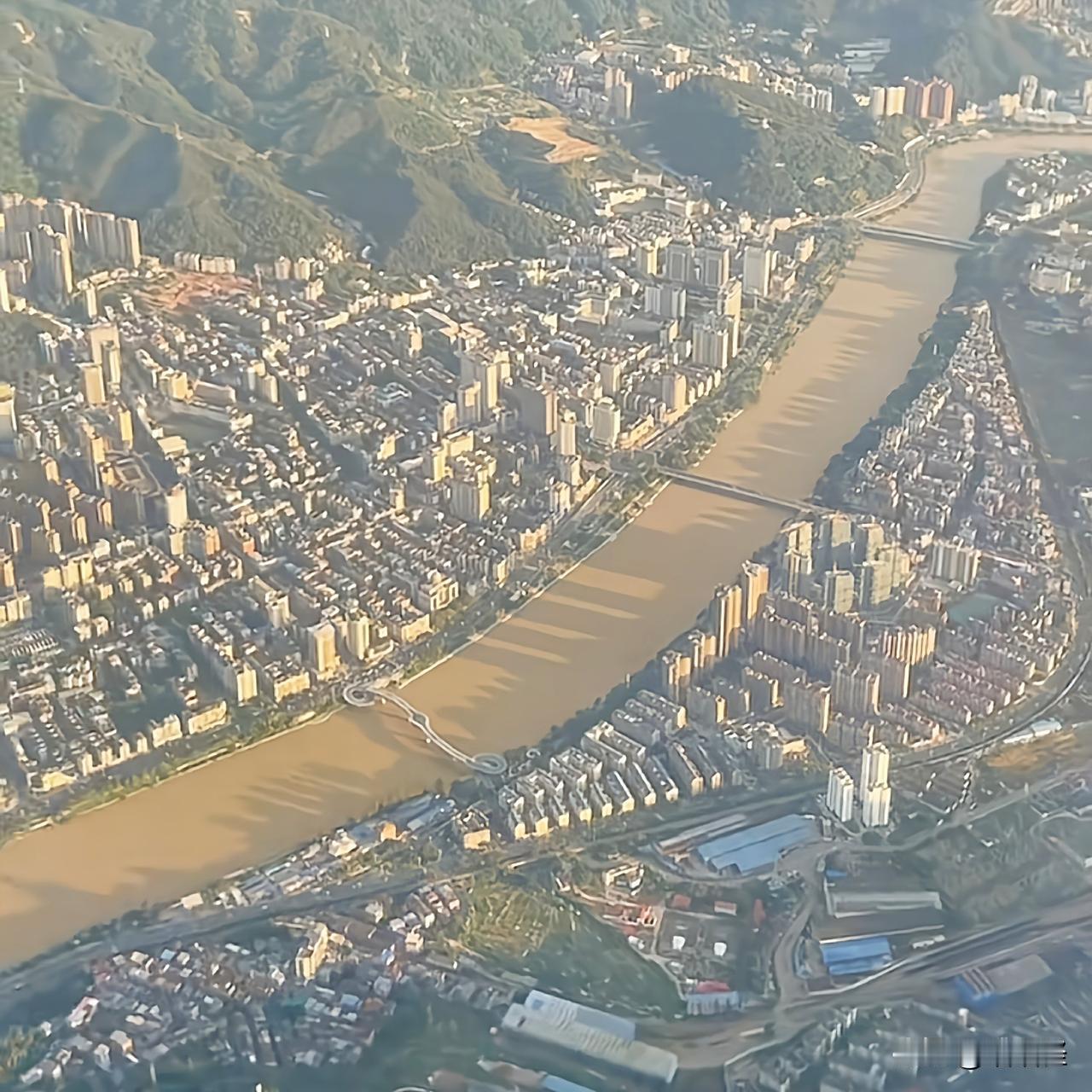 从航拍的视角俯瞰三明，这座被武夷山脉与戴云山脉环抱的城市，将“山、水、城”的融合