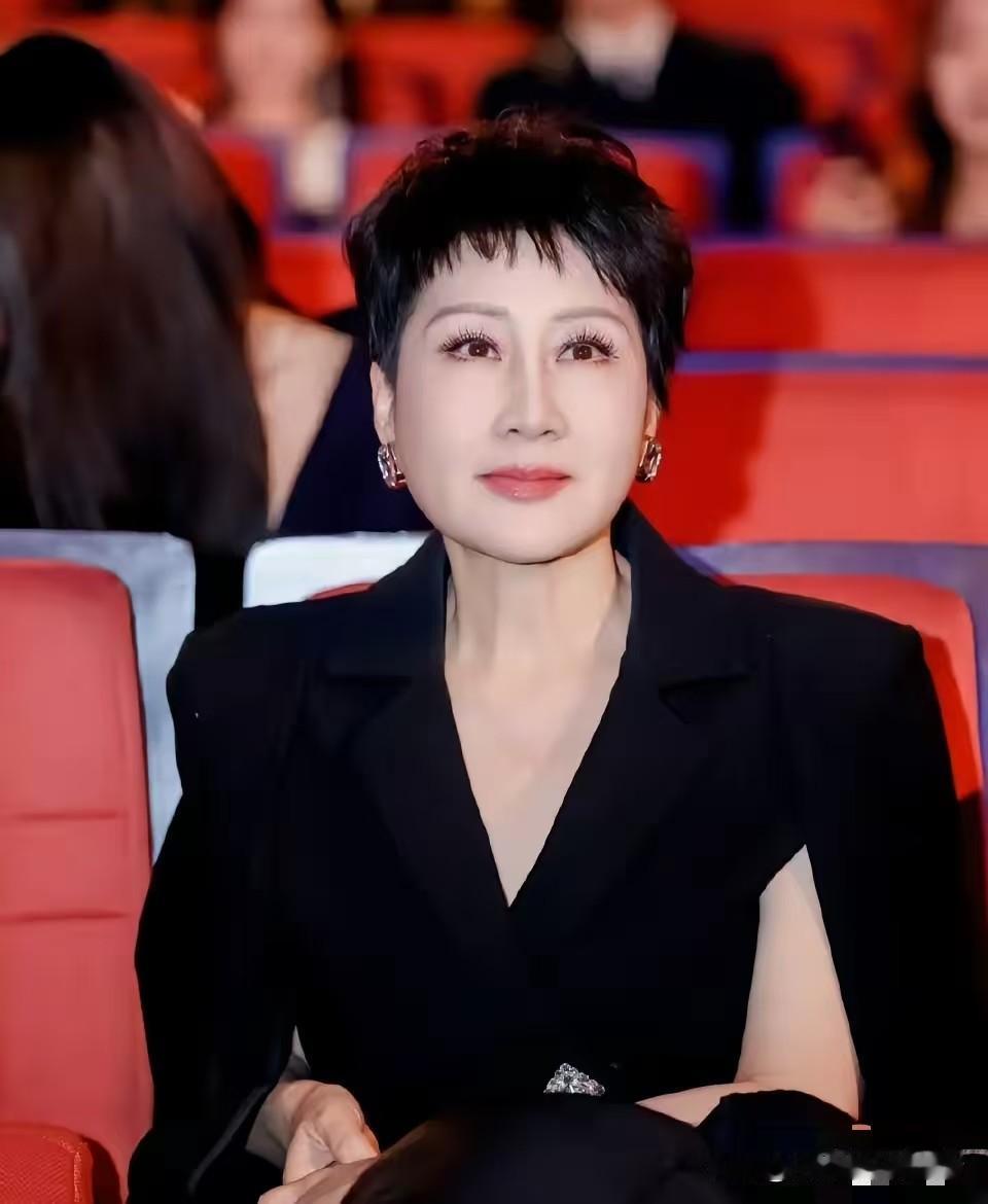 张凯丽啊张凯丽，你糊涂啊！你都64岁了，你说你还去掺和这个演员署名这事儿