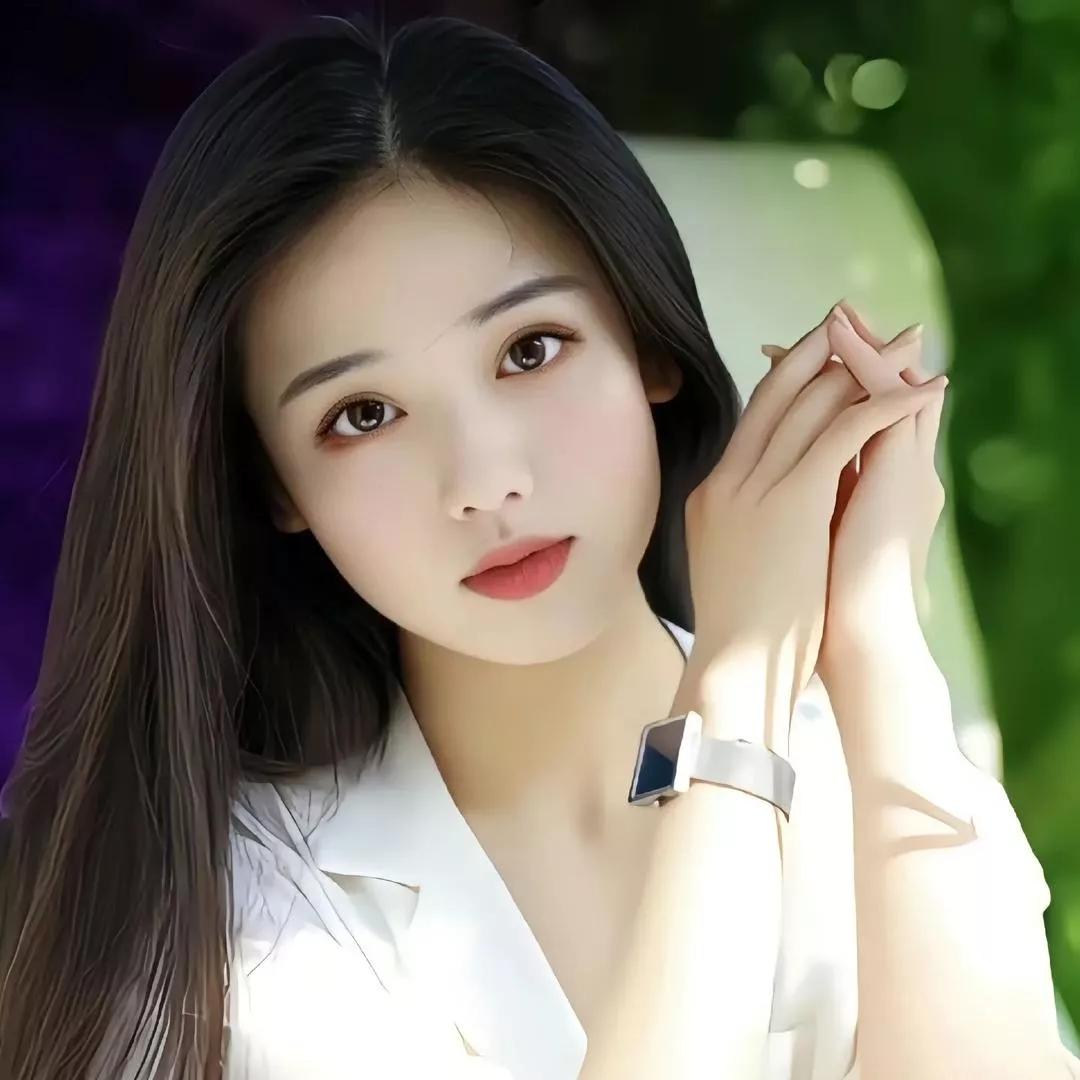 阳光下的温柔时光，白衬衫与自然相映成趣气质通勤白衬衫白色温柔风衬衫精致感白衬