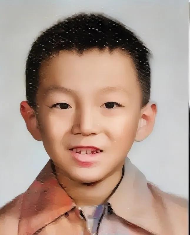 80年代初，一个普通的小男孩儿，留下的照片，长大后竟然成为了家喻户晓的大明星，这