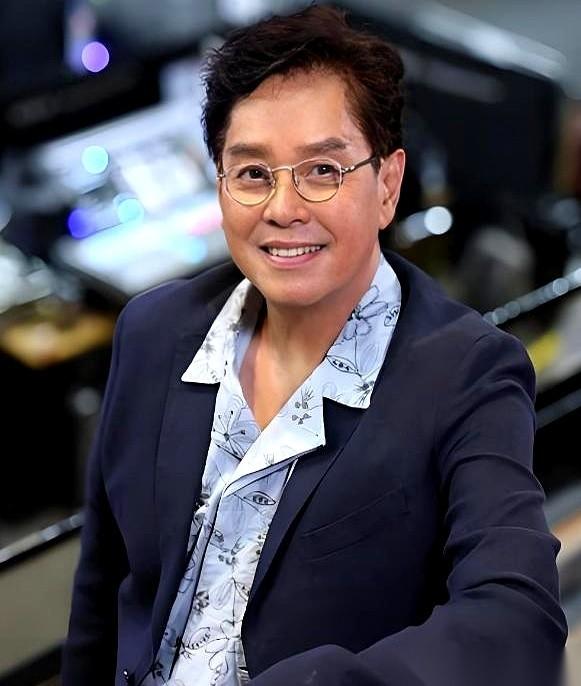 谭咏麟突然对丁克15年的老婆杨洁薇说：“我把十亿家产都给你，我要让儿子回家。”