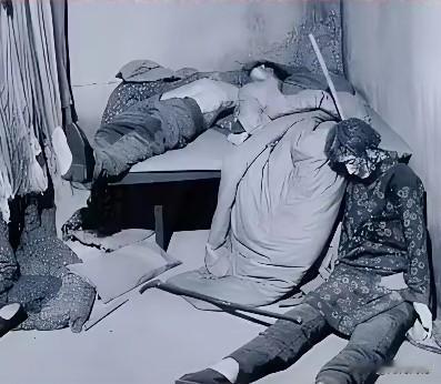 这是抗战时期拍摄的一张照片，画面惨不忍睹，呈现的是日本鬼子犯下的滔天罪行，几个无