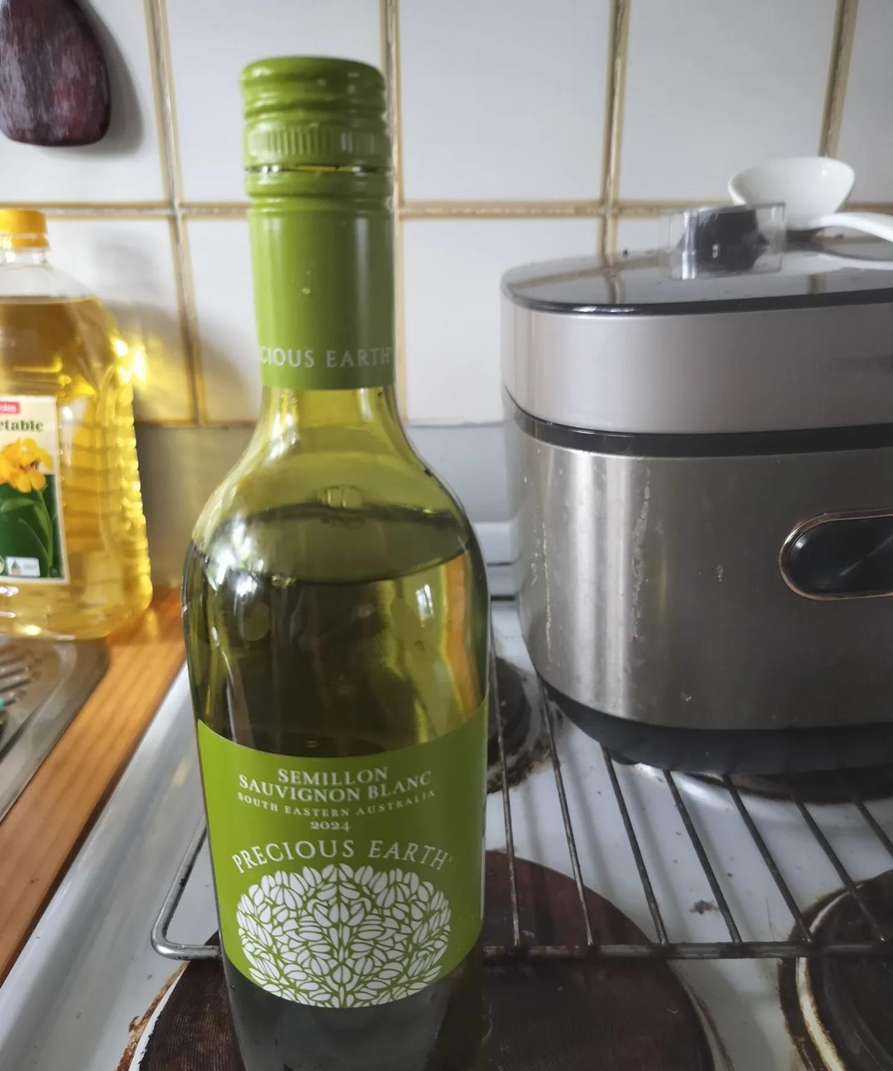 3刀多买了瓶白葡萄酒。用来烧菜用。若是华人超市买黄酒也要3刀，但黄酒只有500毫