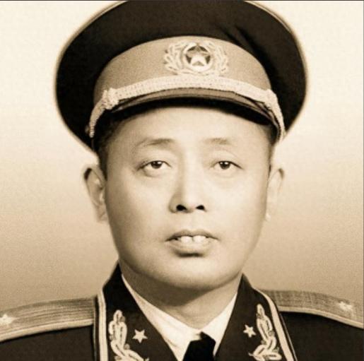 1949年，二野四兵团路过麻城时，一位盲人老太太上前打听儿子的消息，陈赓笑道：“