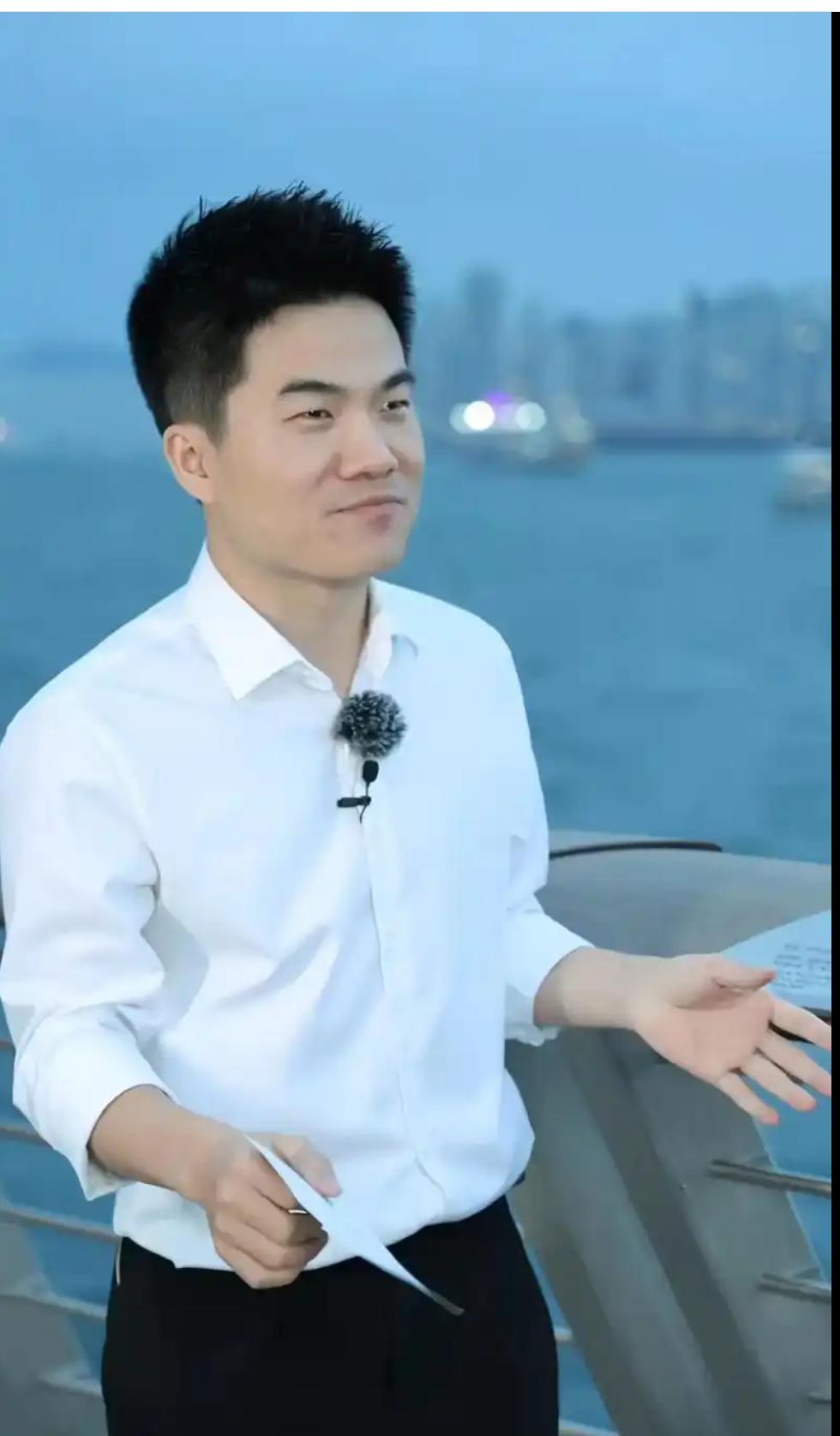 你凭着满腹诗书和真诚底色，活成了很多人心中的光。不用被外界的纷扰裹挟，只管