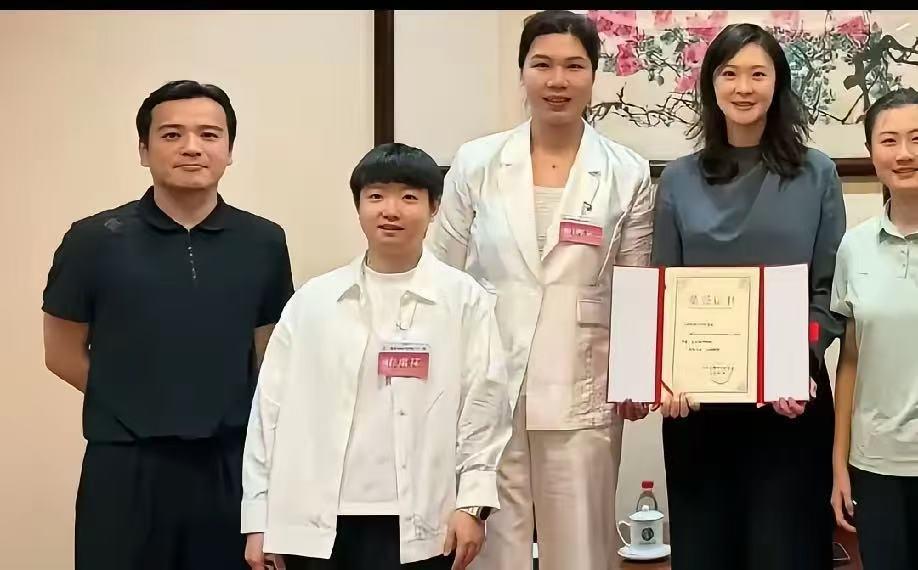 孙颖莎出席全国青联活动！莎莎的新造型好乖啊，这次出席活动是跟师姐丁宁一起，还