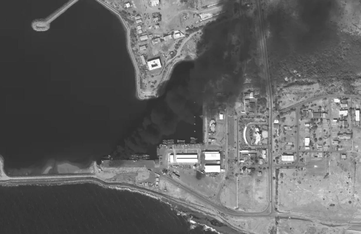 卫星图像证实，伊朗海军一艘主力护卫舰在空袭中被击中，燃起浓烟。美国“战区”网