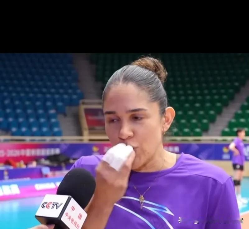 你有没有见过球场外女排选手可爱的一面？天津女排外援娜塔莉娅最近让人笑坏了！原