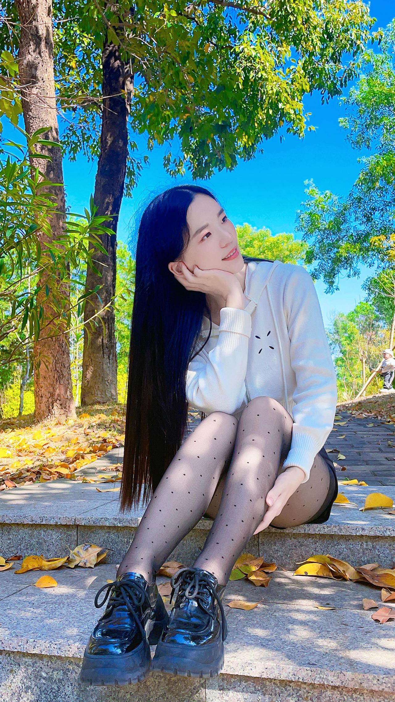 你的诗篇怎么来写我呢？蓝天，绿树好惬意美女春节黑丝电波袜