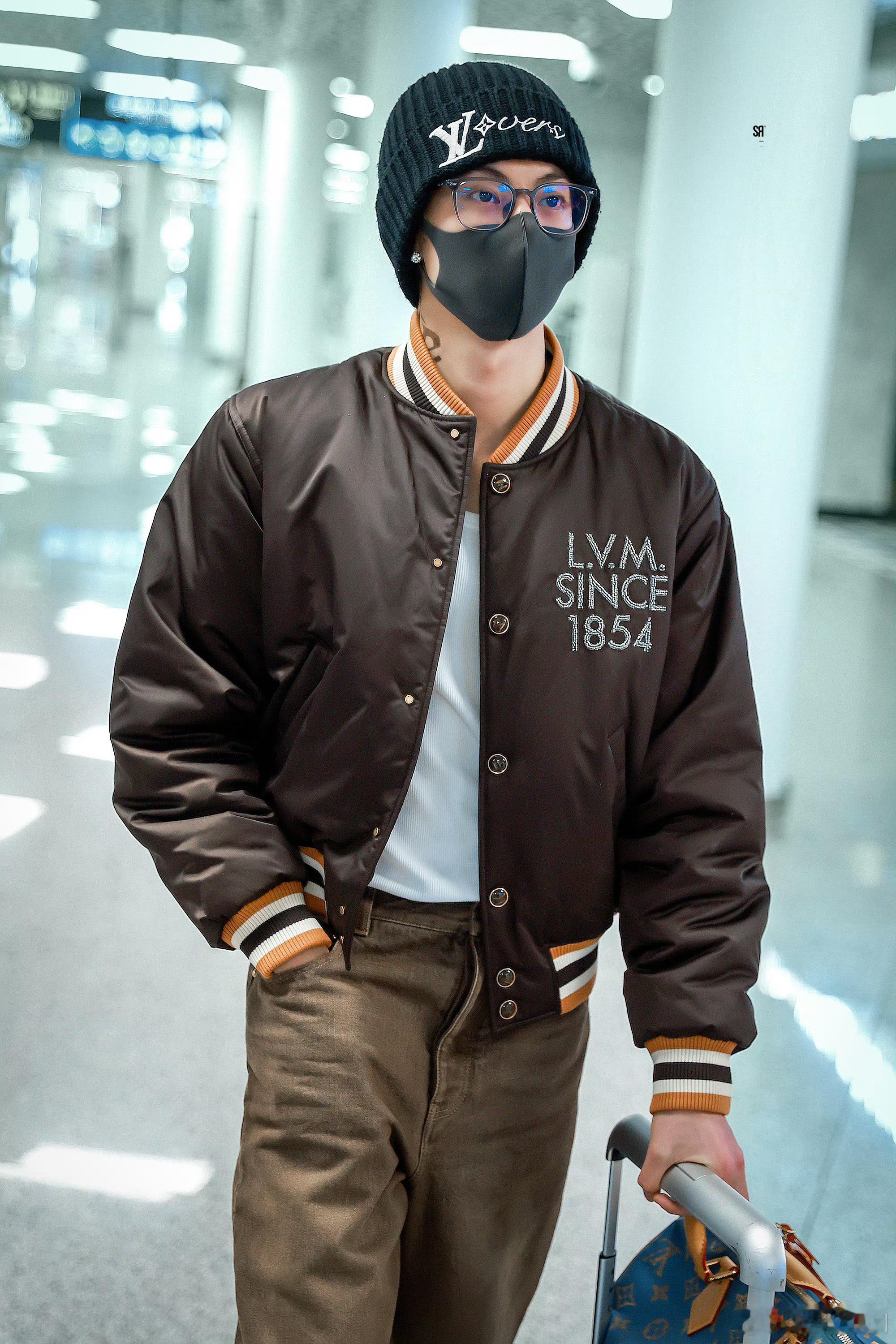 王鹤棣脖子纹身王鹤棣这一身机场穿搭帅到我失语！冷帽半遮眉眼，眼镜杀又苏又欲，走路