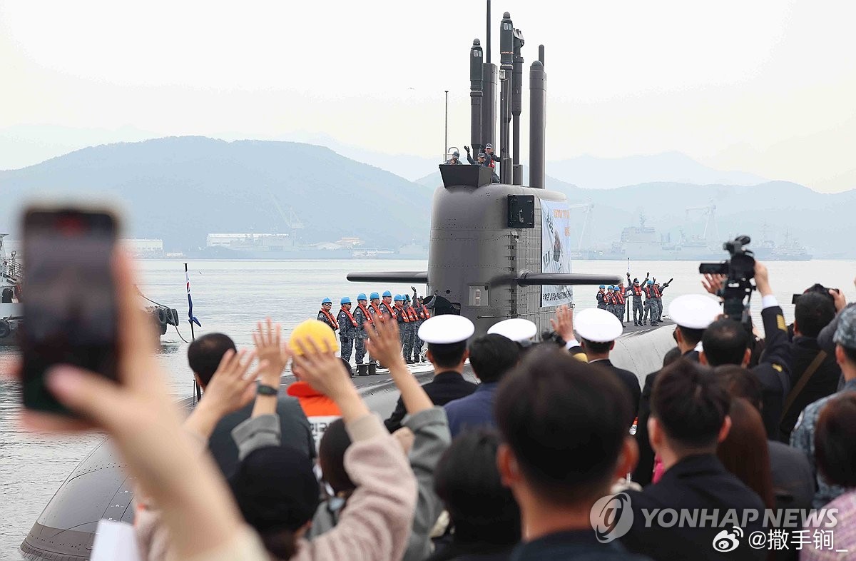 韩国海军SS-083“岛山安昌浩”号潜艇今天从昌原市镇海基地启航，前往加拿大西部