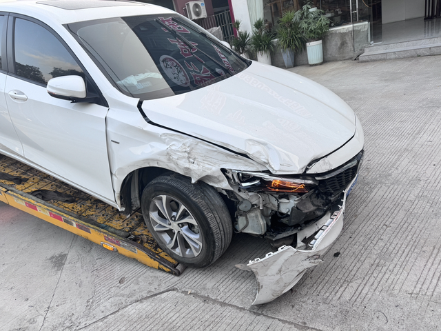 气囊全爆能走全损吗超车的时候和拐弯车撞到了，气囊全爆，前脸如图，车损险8.1w