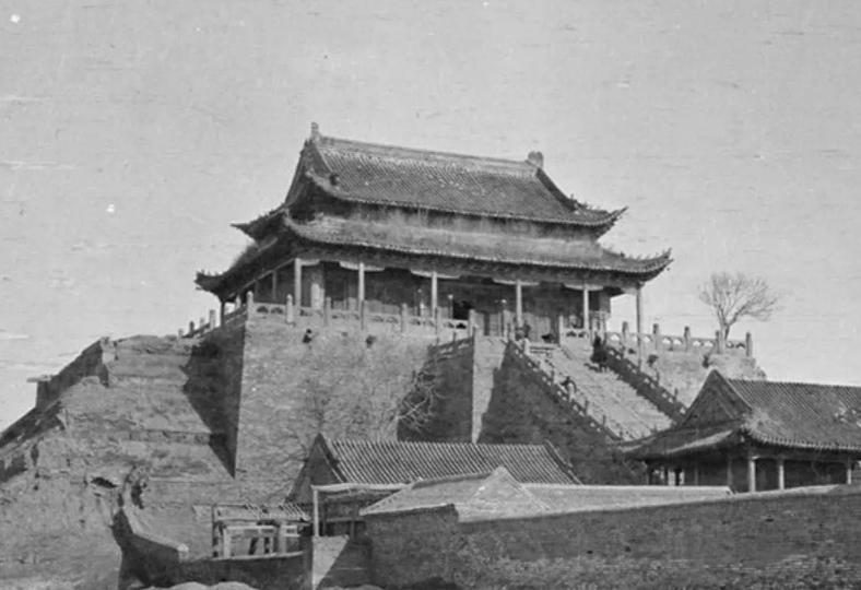 真他娘的绝了。人家军舰开到家门口，炮口都快怼到脸上了，第一反应居然是：快，翻