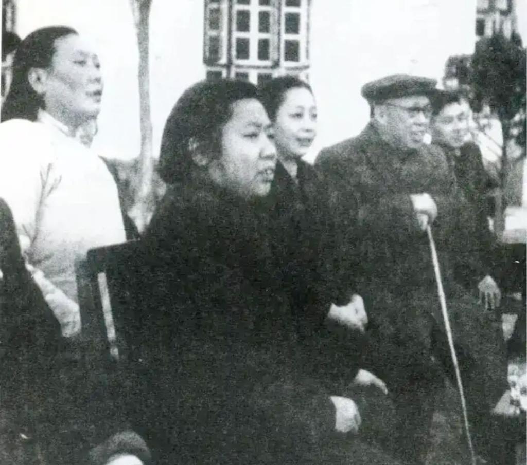 1958年深秋，罗荣桓元帅（右二）在林月琴（右三），王长德（右四，谭正大将的夫人