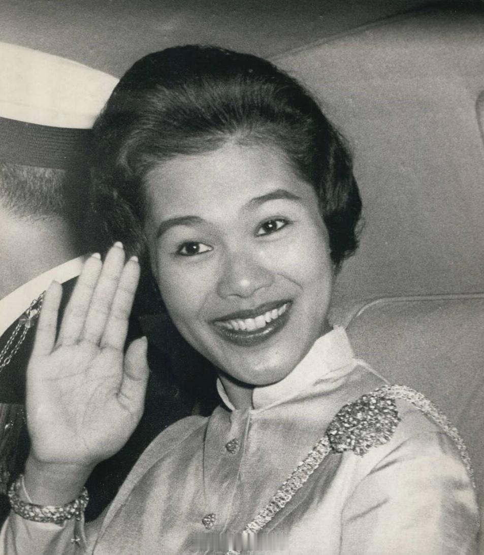 英国王室6️⃣5️⃣年前的今天1960年7月20日，泰国的拉玛九世国