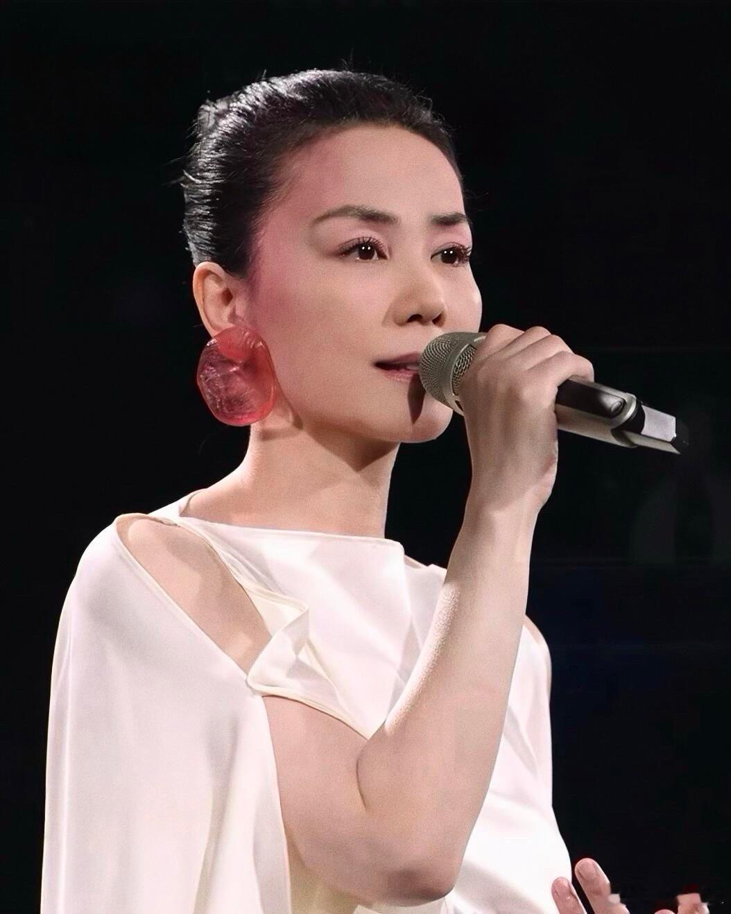 王菲6次春晚造型，一直引领潮流的女人王菲谁给王菲画的眉毛