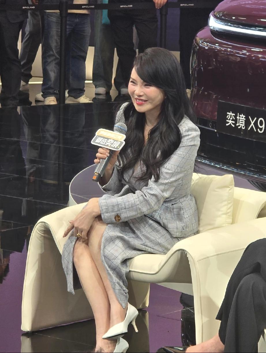 4月24日，伊能静参加北京车展，路人镜头下的她第一感觉就是一个精致自信的大姐，虽