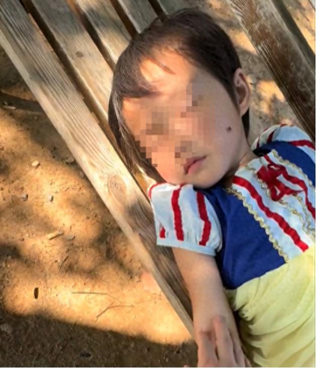 湖北一男子逛公园时，发现湖边椅子上躺着一名5岁小女孩，一开始他以为她家长在附近，