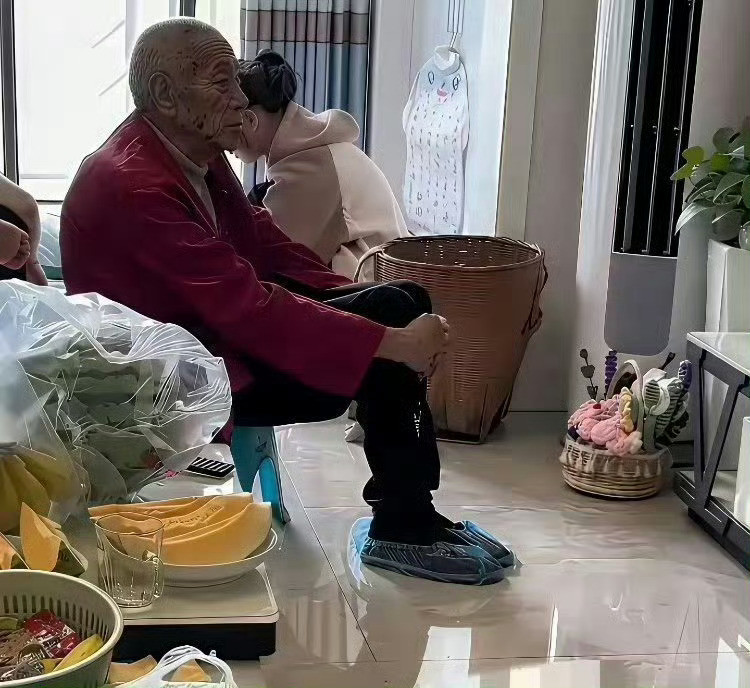 老头估计以后不会再来城里亲戚家了