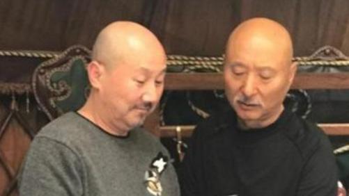 有一次，陈佩斯去内蒙古演出，热爱喝酒的腾格尔打电话给他：“今晚来我家喝酒，如果不