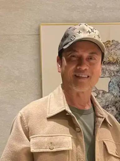 哇哦，原来不精修的吕良伟也没那么年轻：虽然头发染得乌黑，身材保养到位，但胡须皆白