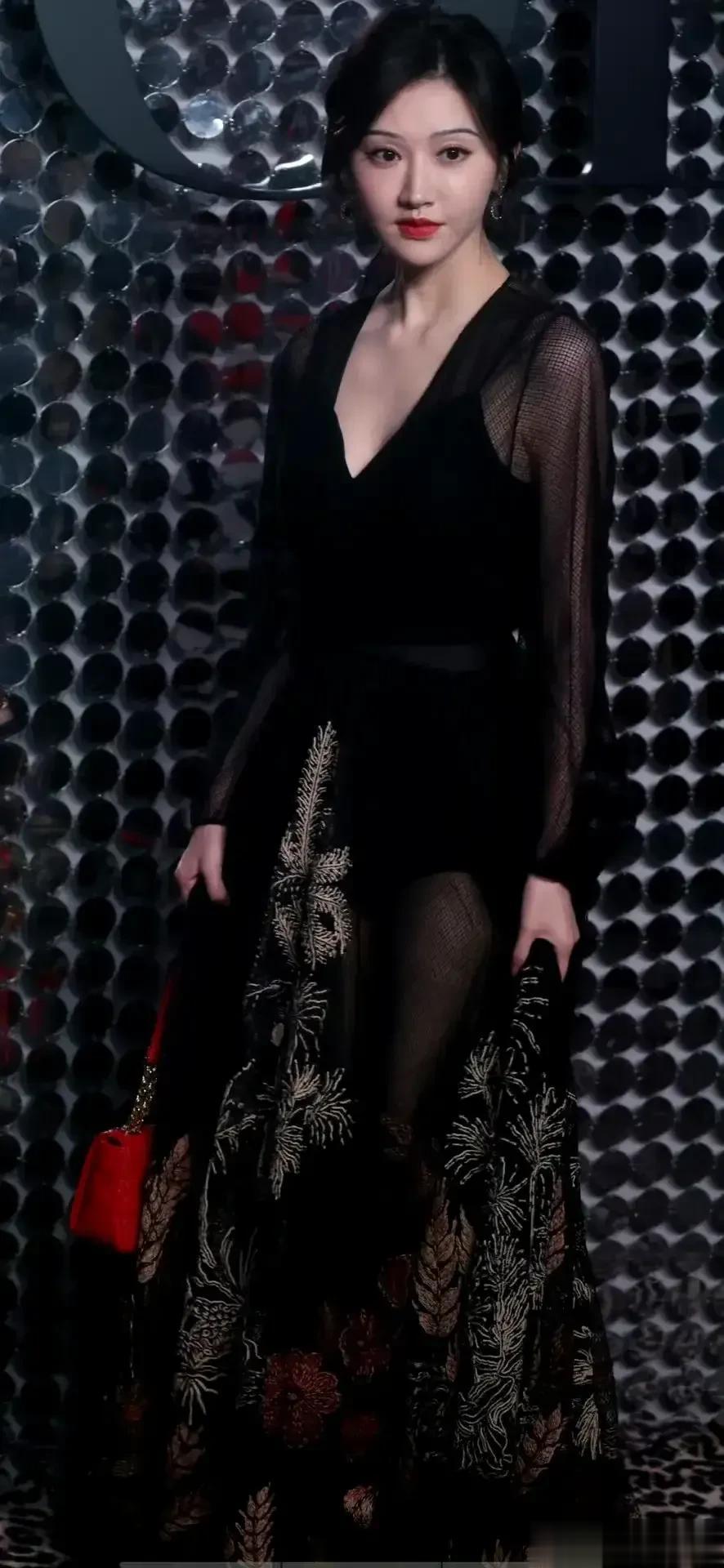 景甜令人心疼景甜，早年是金丝雀＆富贵花的代名词……不知从哪天开始，笼子打开