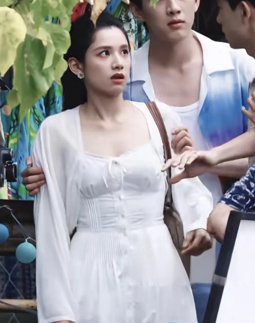 张婧仪真的不打算减减肥吗，感觉衣服都要撑开了