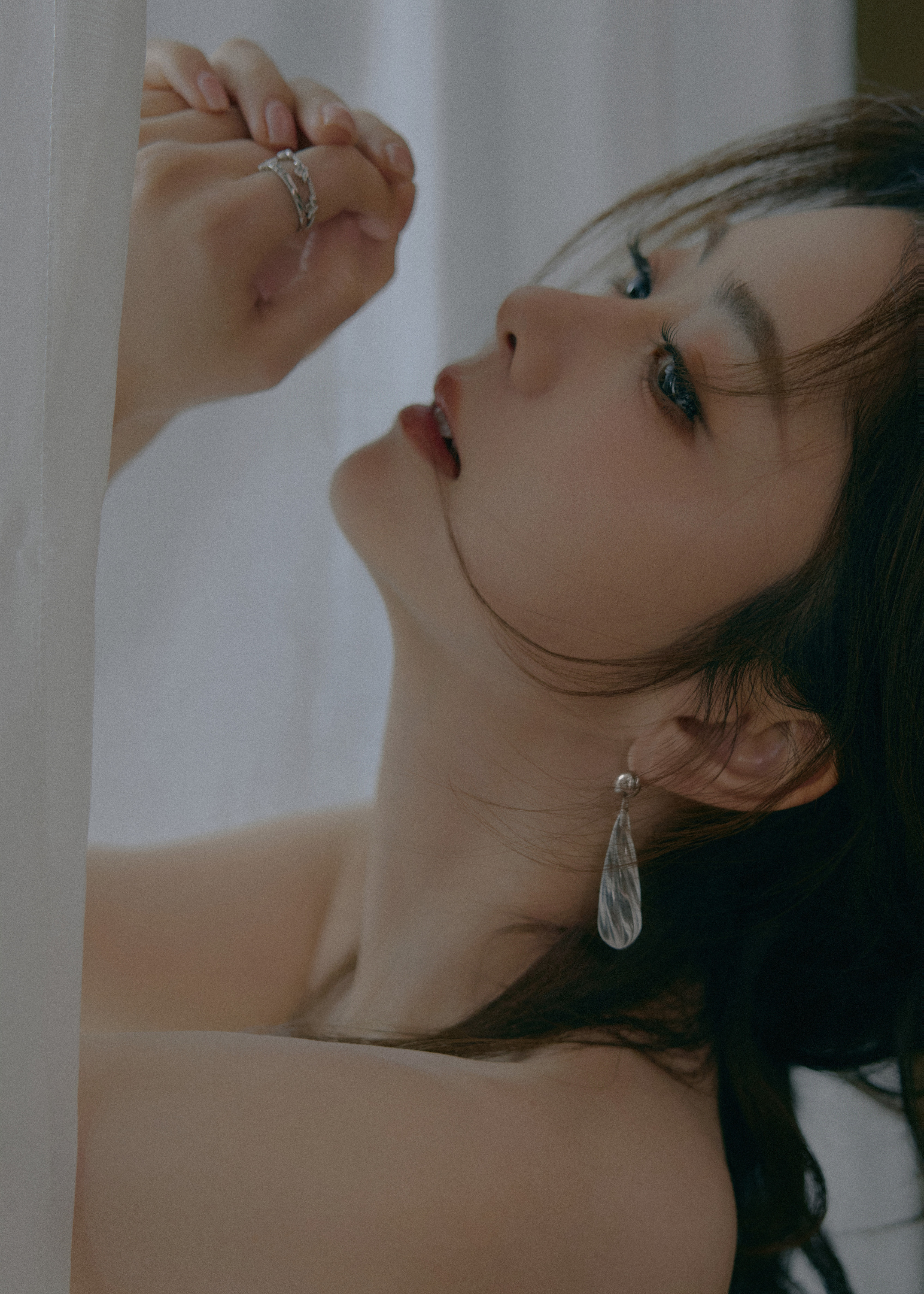 谭松韵风穿过纱幔，在肩头漾下细碎柔光🎐随性与优雅在白色裙摆的层叠中生长，伴着
