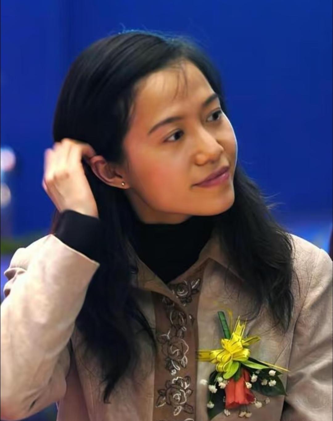 翁帆搬出清华园了。没争没抢，也没留下一儿半女。她就这么平静地带上老妈和侄女，跑去