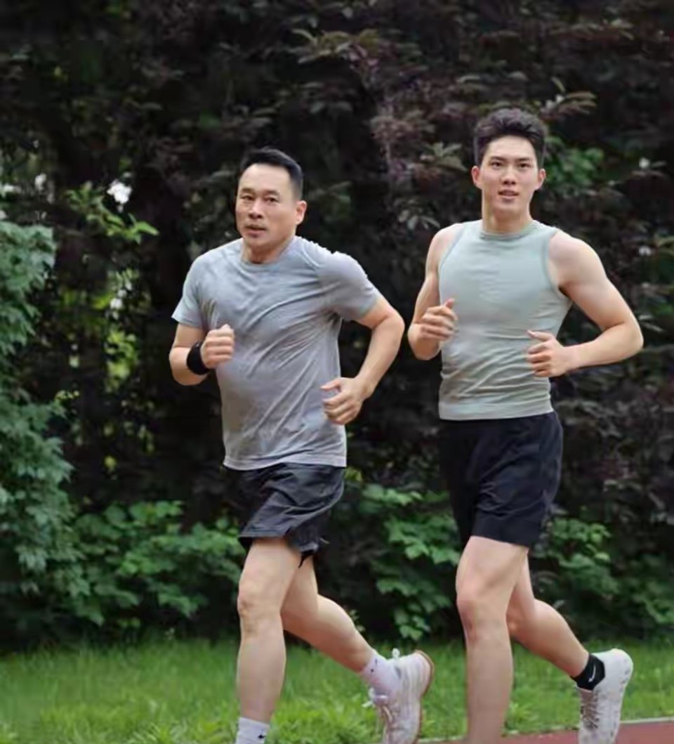 57岁丁海峰和儿子公园跑步，儿子比182cm的他还高半头，会5国语言