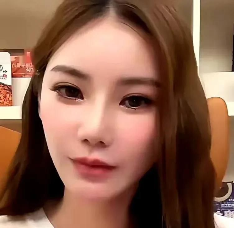 马筱梅产后仅45天便连轴开播，一边喂奶改脚本，一边哄娃回消息，深夜拍奶粉冲泡视频