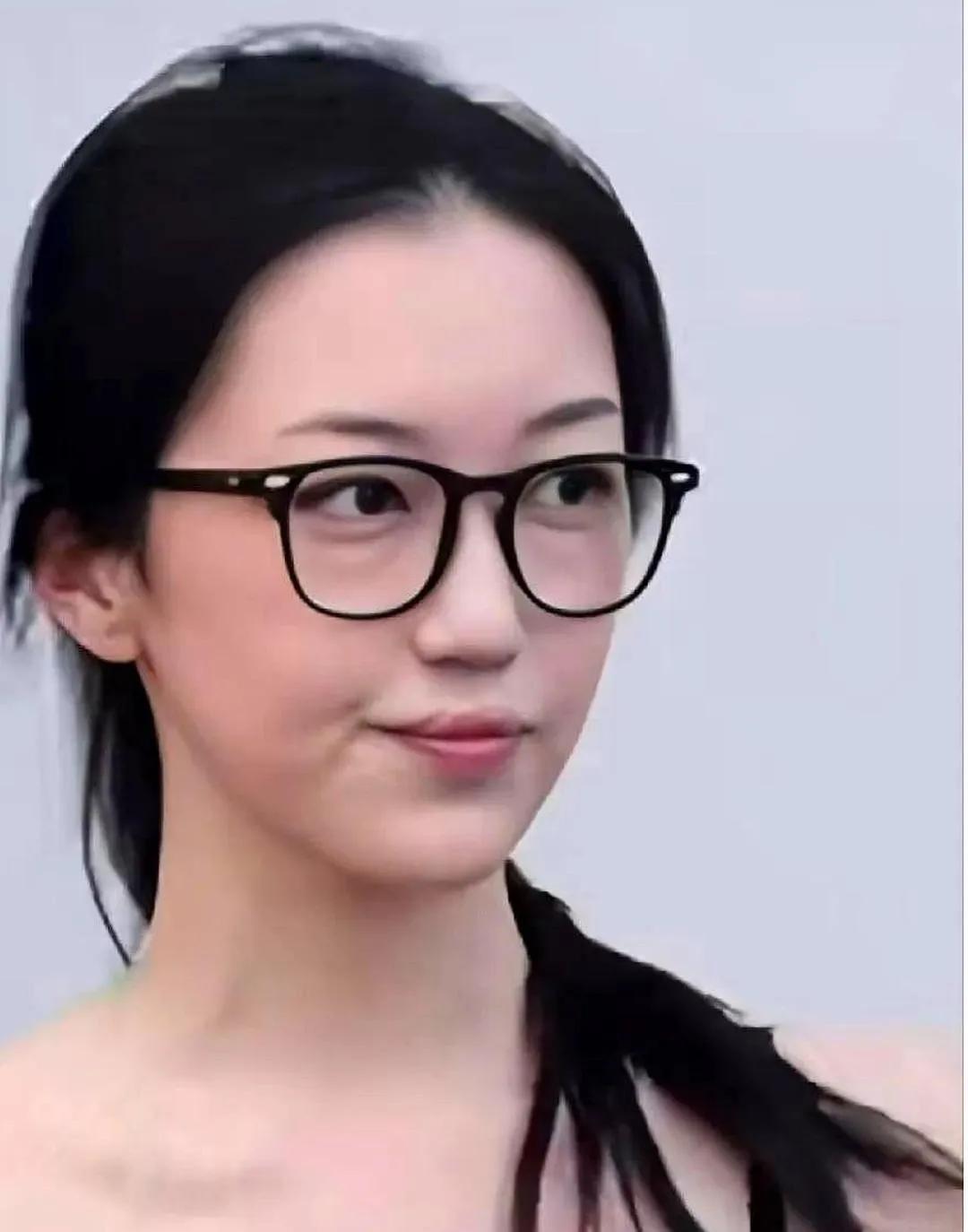 看了李嫣的嘴唇，我特地问了搞医学的表舅，她的唇腭裂会不会传给下一代，李嫣先天患有