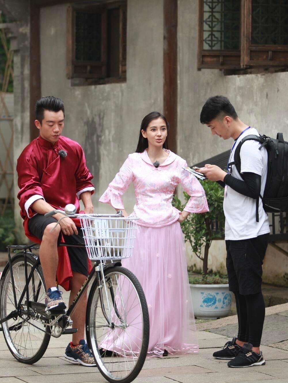 我的天啊这衣服只能她hold住了哈哈