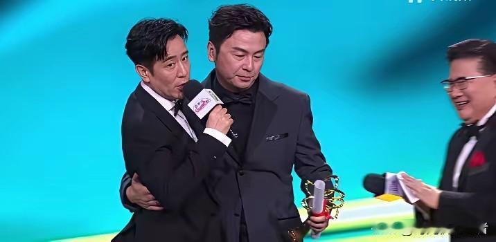 时间有记忆，于和伟和雷佳音关系不一般啊！这是2年前28届白玉兰奖时候雷佳音因为《