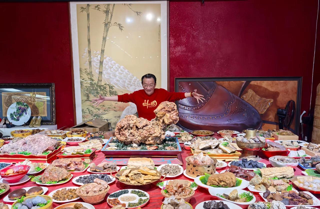 近日，网上曝光了侯耀华的一张满汉全席的石头宴。各种各样的石头，摆满了长条桌，其形