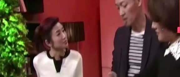 演员辛柏青满脸幸福地说：“自从结婚以后，我就和老丈人老丈母娘住一起，我这女婿嘛，