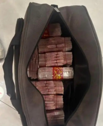 “活该她发财！”6月14日，浙江一夫妻给顾客洗完车后，捡到一个装有40万现金的手